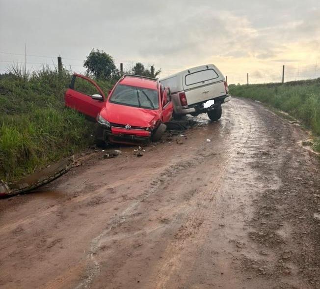 Colisão entre Saveiro e S10 deixa duas pessoas feridas no interior de Campos Novos