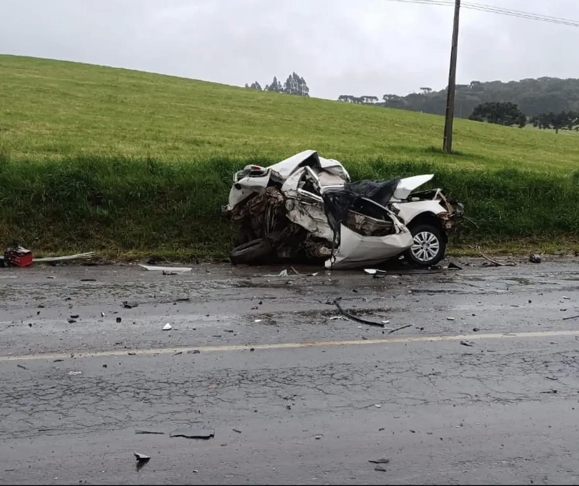 Duas pessoas morrem em grave acidente entre carro e caminhão na BR-470, em Campos Novos