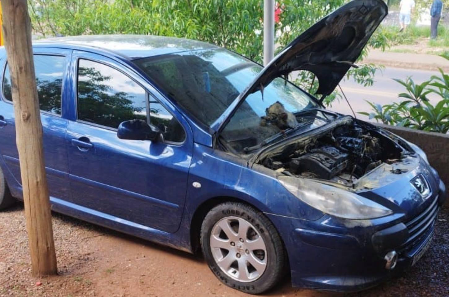 Fogo atinge compartimento do motor de veículo no bairro Boa Vista