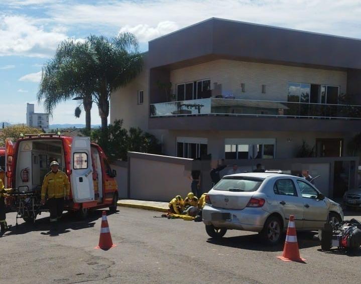 Motociclista fica ferido após colisão entre carro e moto em Campos Novos