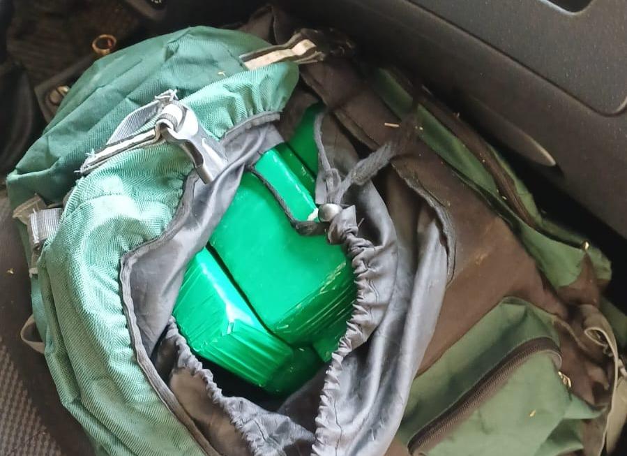 Polícia encontra mais de 22 kg de drogas em carro com licenciamento vencido na BR-282