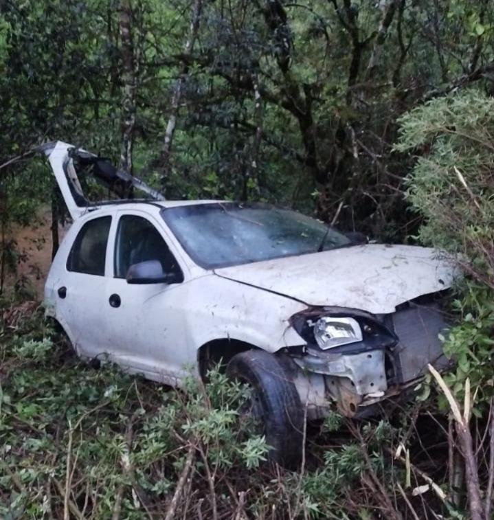 Carro sai da pista e colide em árvore às margens da BR-282, em Campos Novos