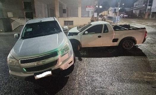 Colisão entre veículos deixa jovem ferido em cruzamento de Campos Novos