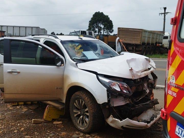 Colisão traseira entre S10 e carreta deixa homem ferido na BR-470, em Campos Novos