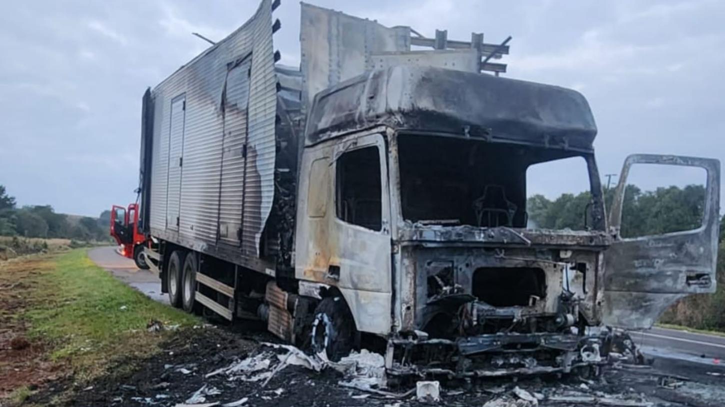 Incêndio atinge caminhão que transportava medicamentos na BR-282, em Campos Novos