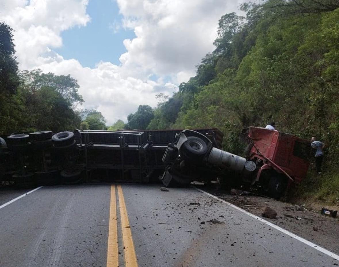 Motorista fica preso às ferragens após carreta tombar na BR-470, em Campos Novos