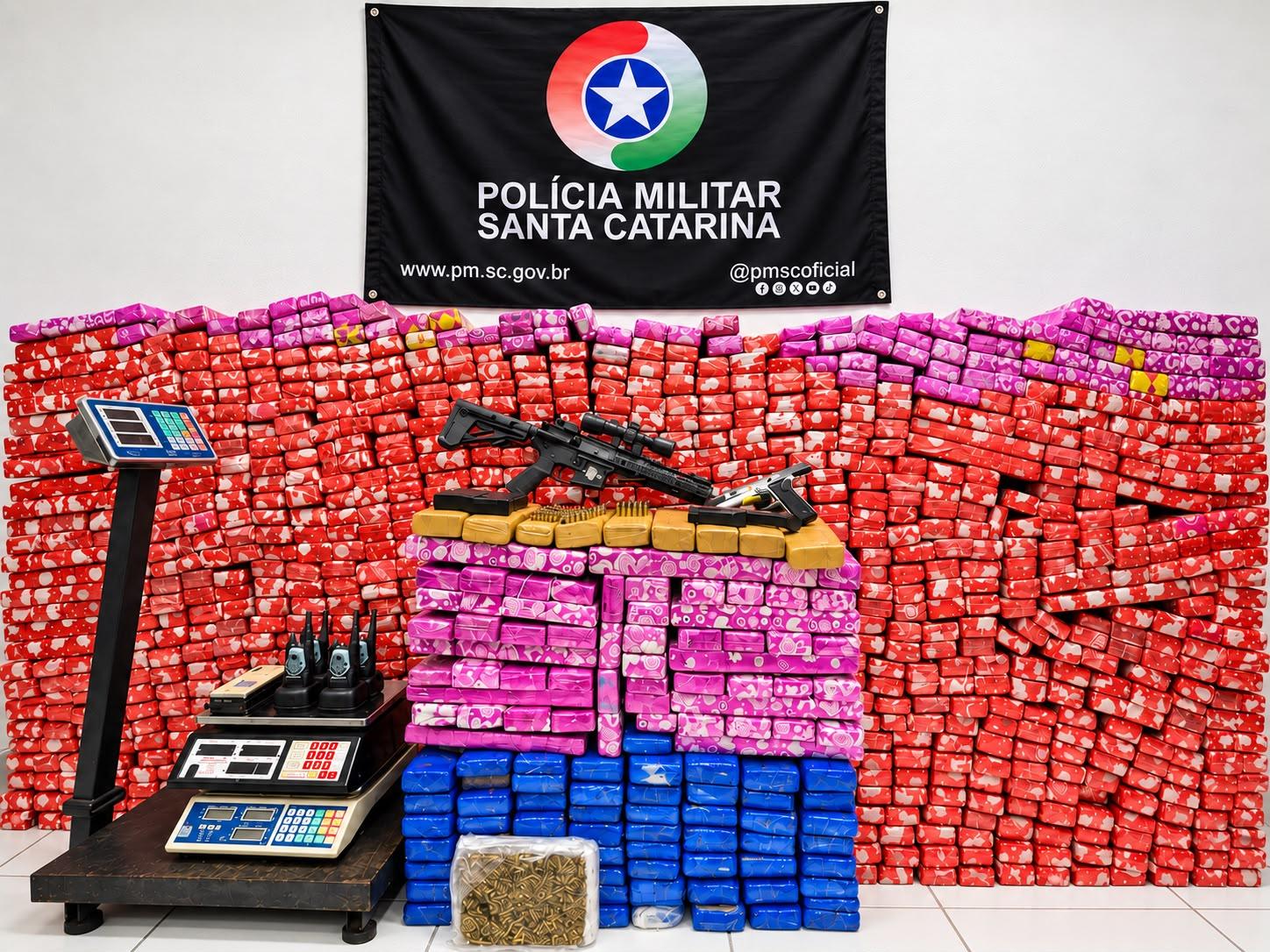 PM apreende cerca de uma tonelada de maconha, pistola e fuzil em SC