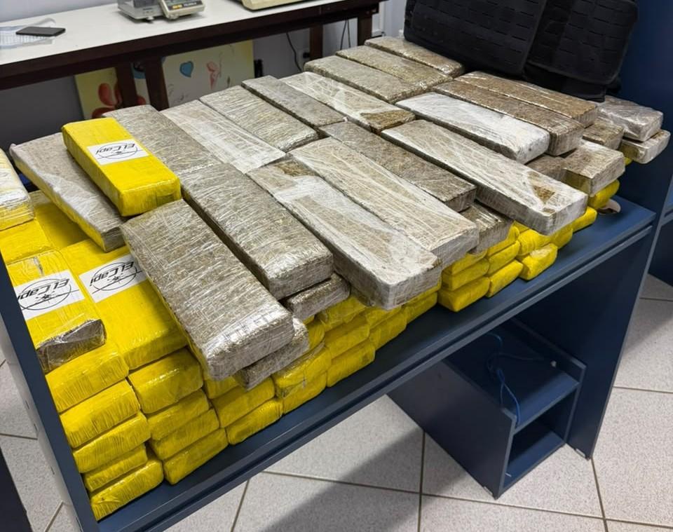 PRF apreende 100 kg de maconha após perseguição de 200 km no Meio-Oeste