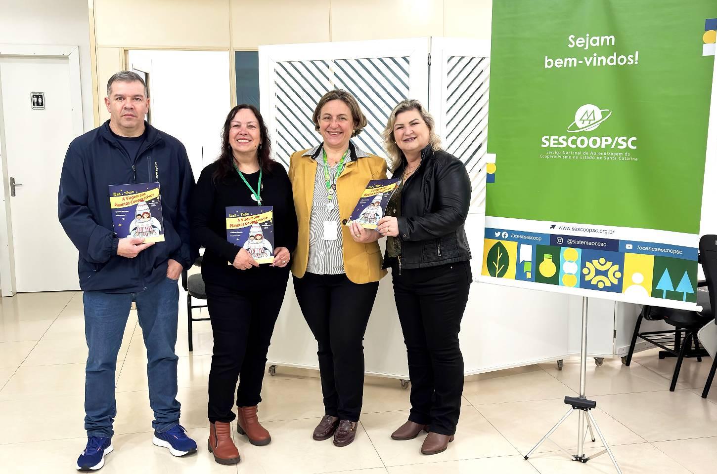 SESCOOP/SC e Copercampos incentivam educação cooperativista com distribuição de livros a escolas