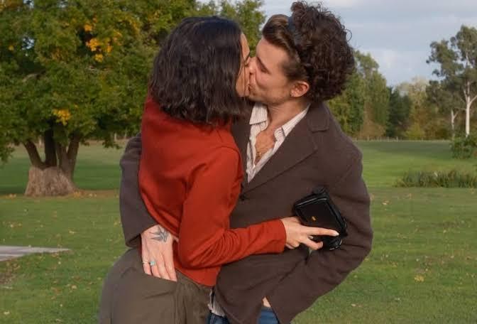 Shawn Mendes dá beijão em Bruna Marquezine em novo álbum de fotos do casal
