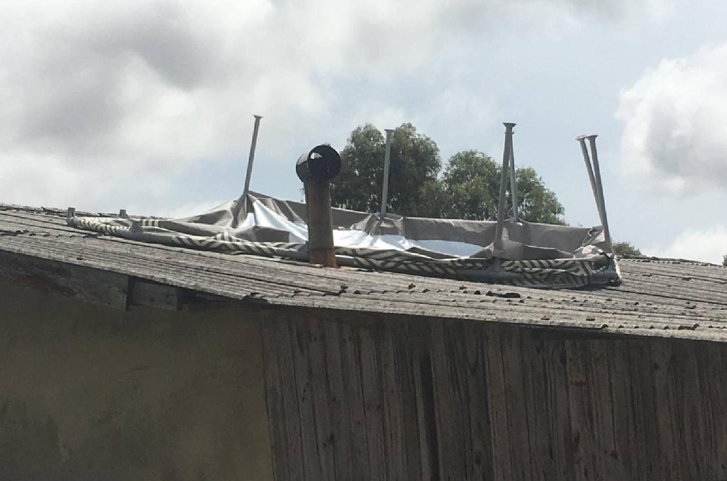 Temporal com fortes ventos leva piscina para cima de residência em Campos Novos